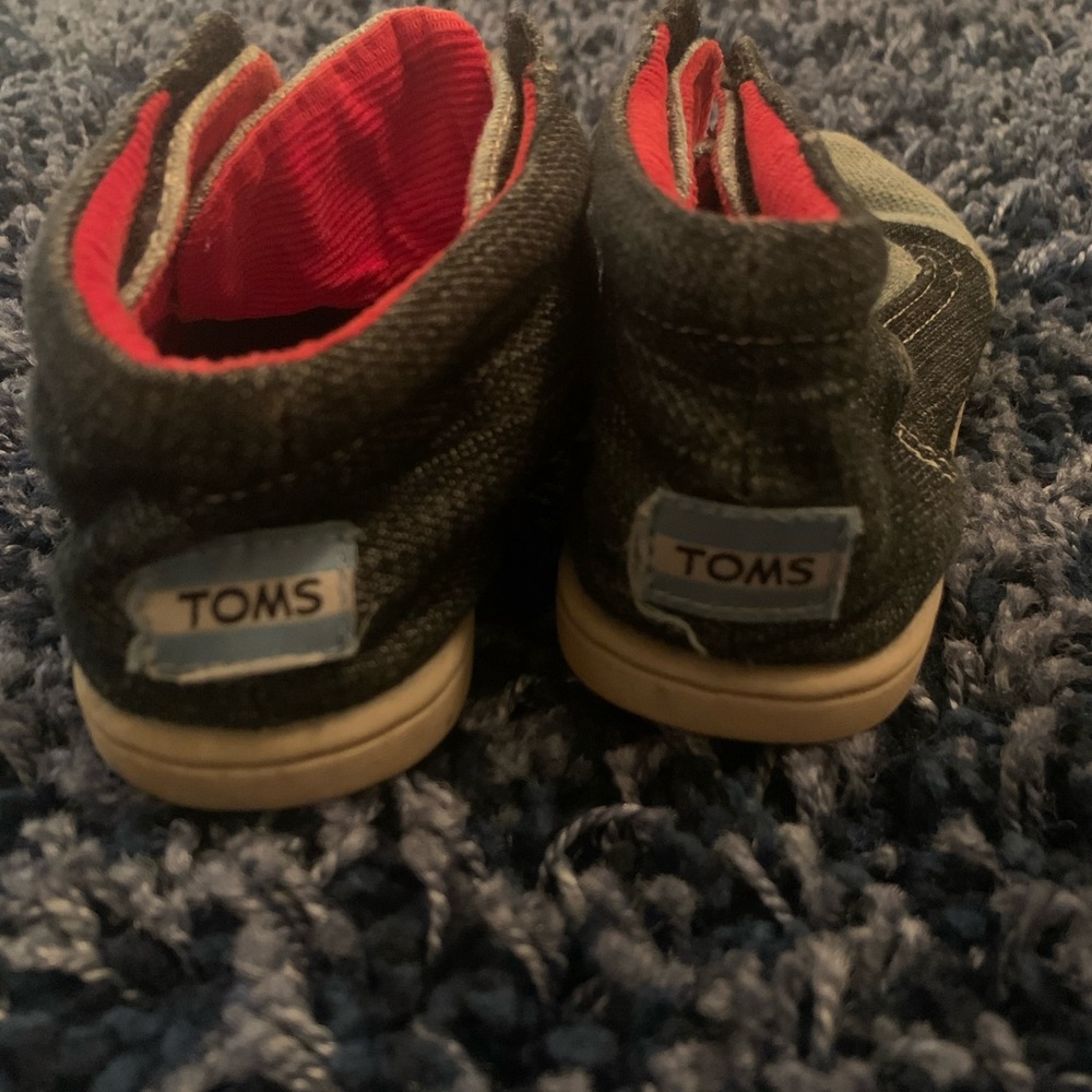 Tom’s toddler size 9. Cute but needs show laces. Good condition.